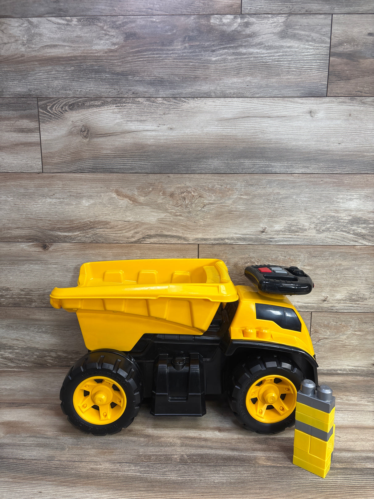 Mega Bloks Cat 3-In-1 Dump Truck Ride-On