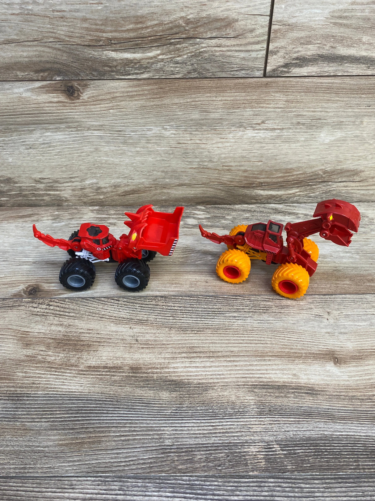 Monster Jam Scoopz & Dirt Squad Dugg Medieval Monster Trucks 1:64 Scale