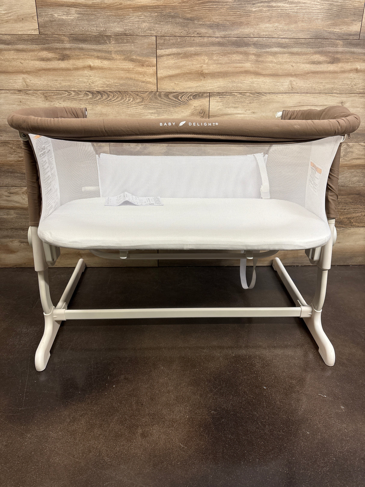 Baby Delight Beside Me Dreamer Bedside Bassinet in Mocha