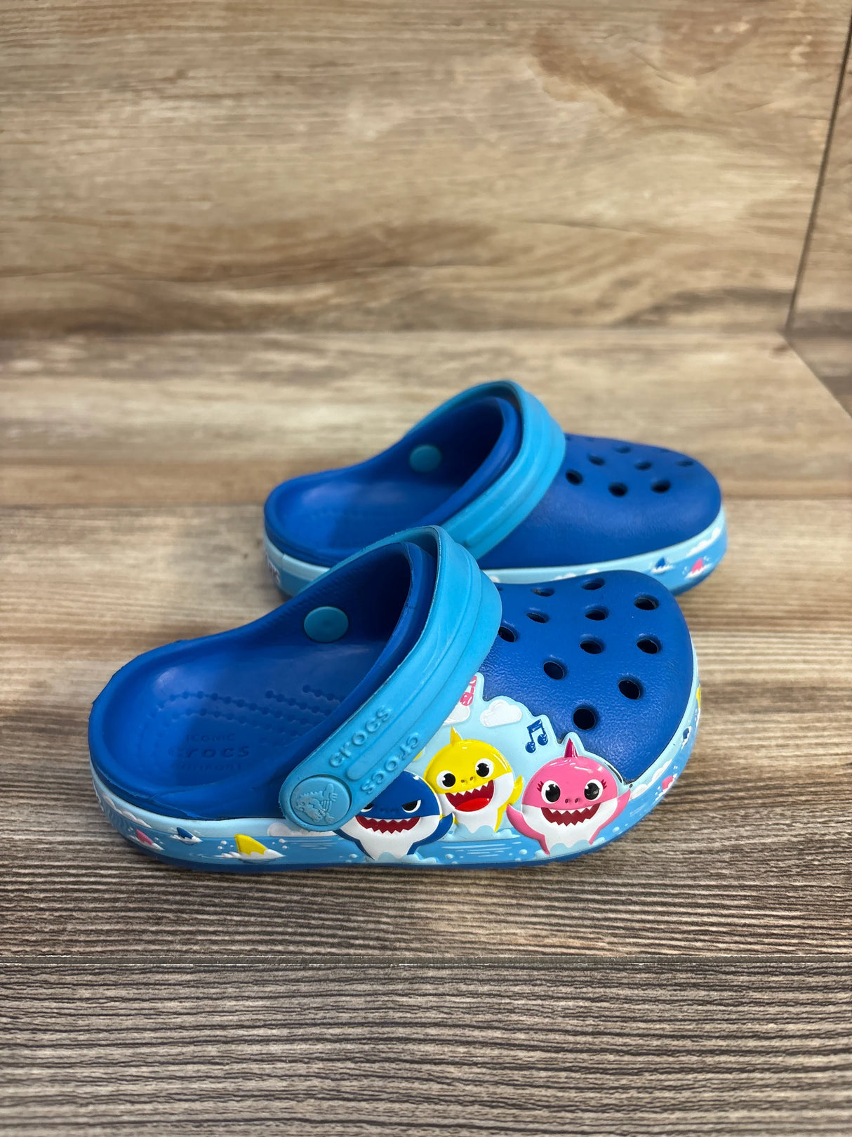 Crocs Fun Lab Baby Shark Band Clog, Blue sz 6c
