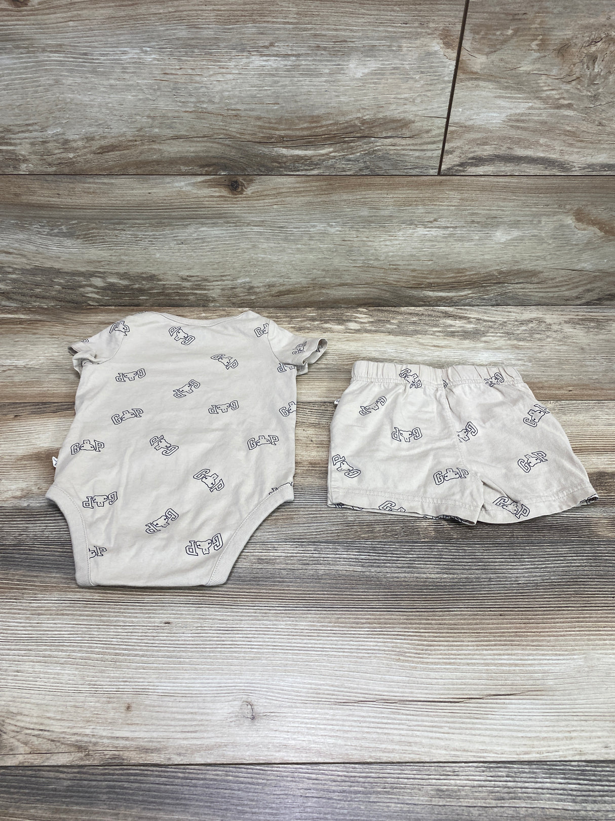 Baby Gap 2pc Bodysuit & Shorts Beige sz 6-12m