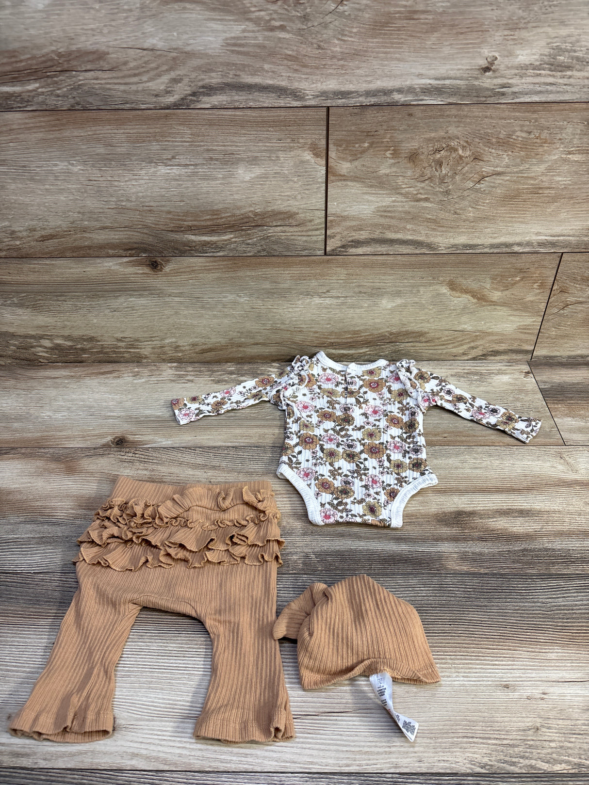 RZ by Rachel Zoe 3pc Floral Ribbed Bodysuit, Pants, & Hat White sz 0/3m