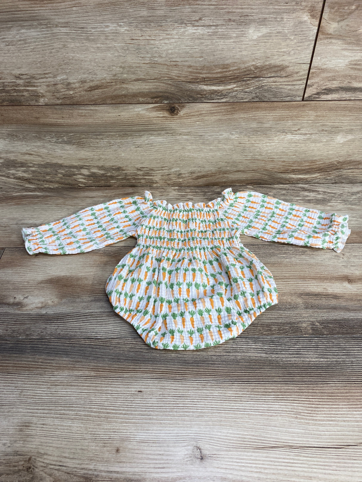 Carrot Print Smocked Romper White sz 9-12m