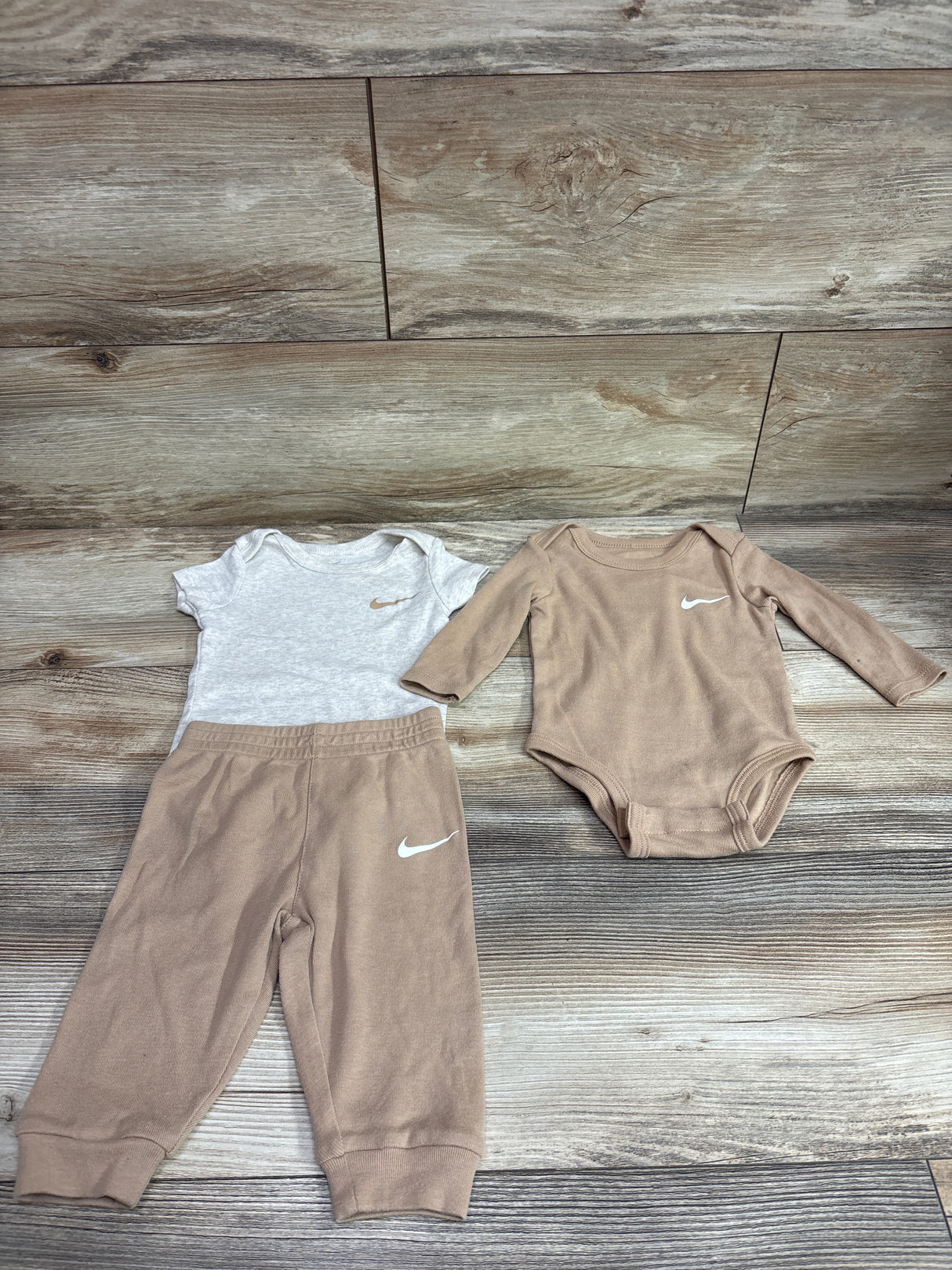 Nike 3pc Bodysuit & Joggers Set Tan sz 6m