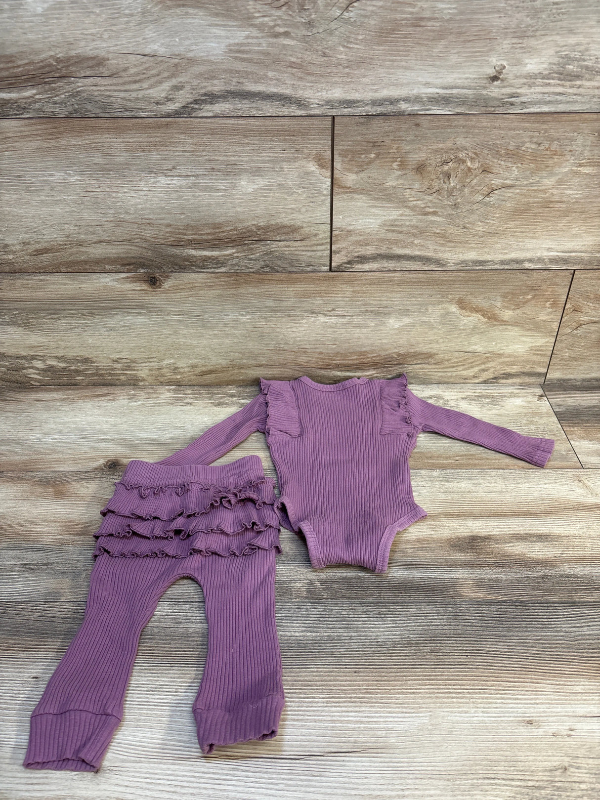 2pc Ruffled Ribbed Bodysuit & Bottoms Set Lilac sz 3-6m