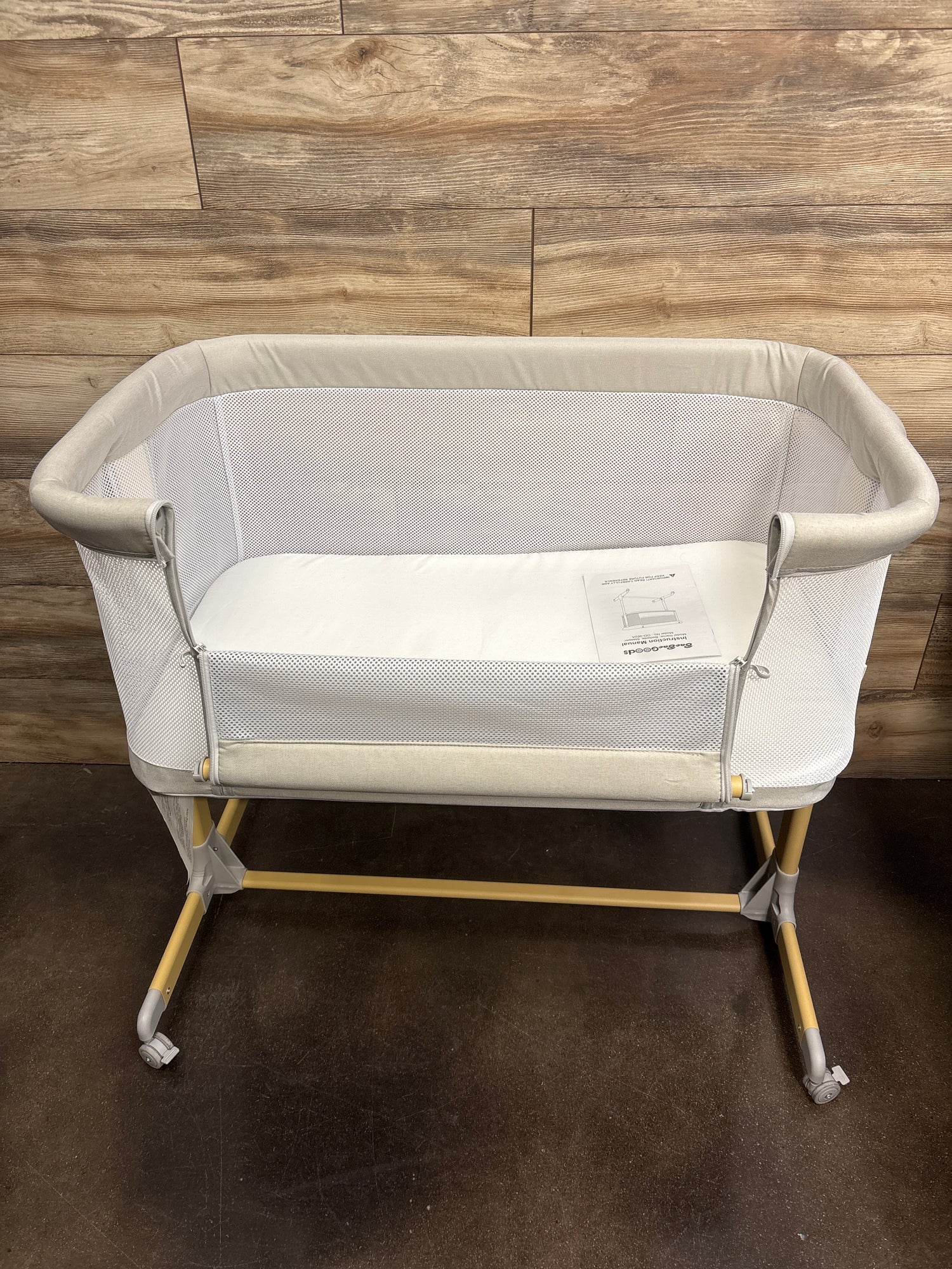 BaeBaeGoods 3-in-1 Bedside Bassinet with Wheels, White*