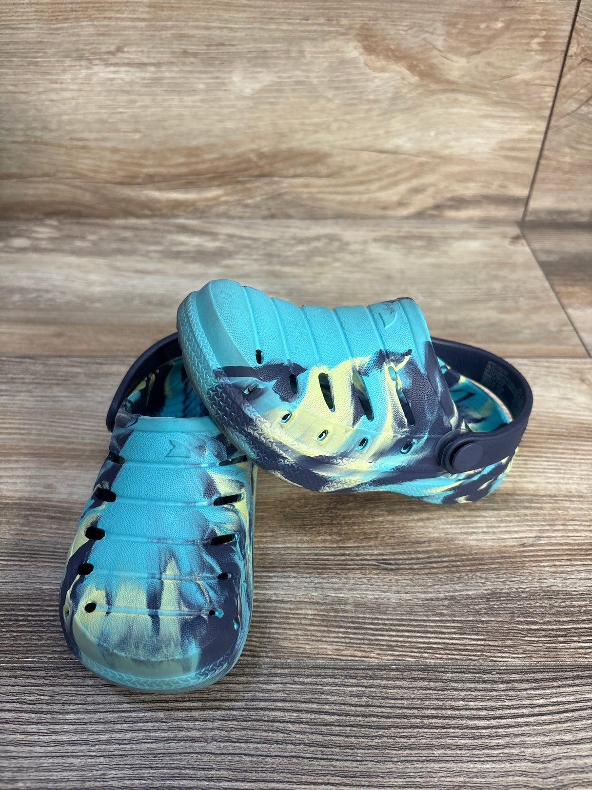 Rugged Shark Swirl Pattern Clogs Blue sz 7c