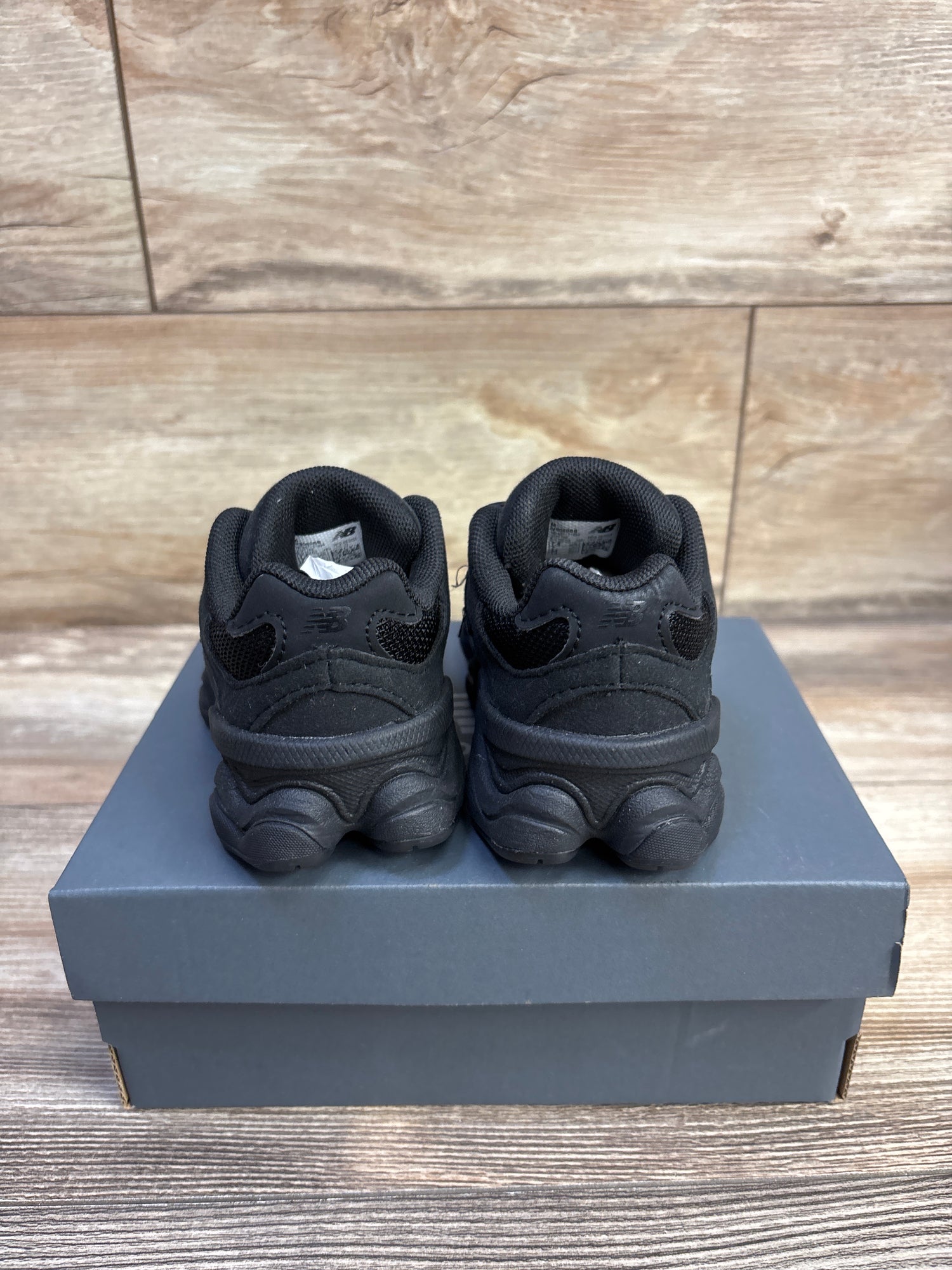 NEW New Balance 9060 Sneakers in Black sz 7.5c