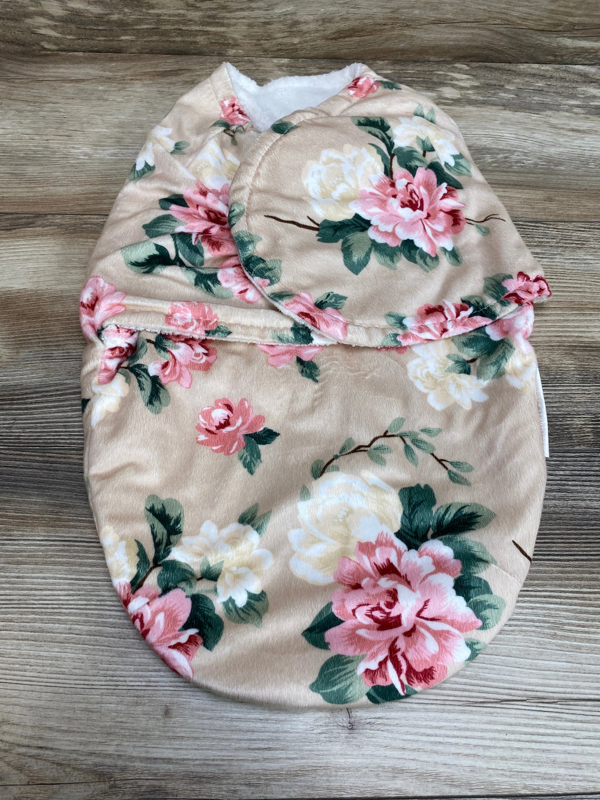 Blankets & Beyond Floral Swaddle Beige sz 0-3m