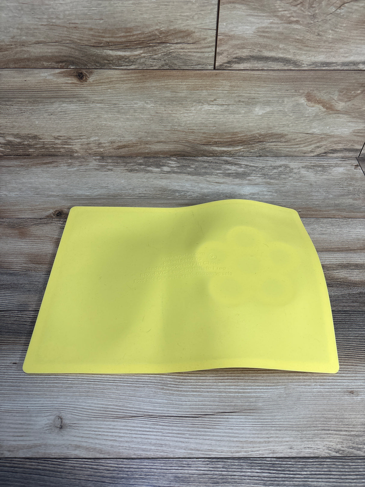 ezpz Suction Silicone Placemat + Compartments, Yellow Flower
