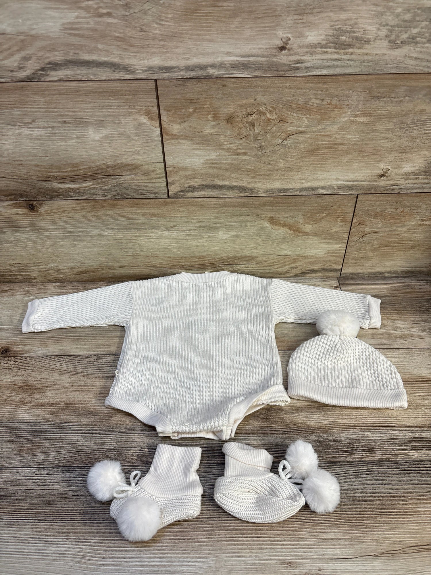 Snug 3pc Knit Bear Bodysuit, Hat, & Booties Beige sz 3-6m