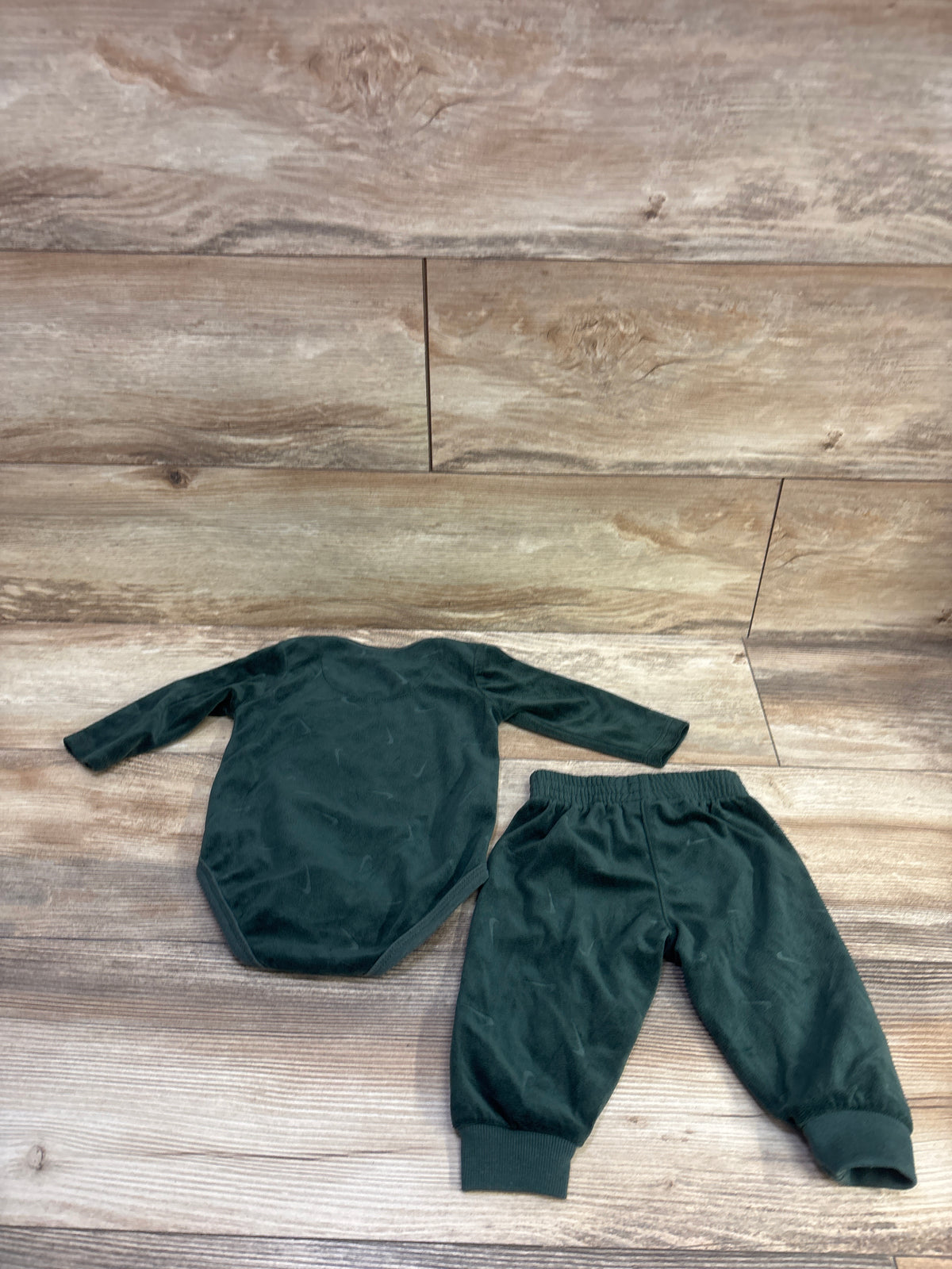 Nike 2pc Velour Long Sleeve Bodysuit & Joggers Set Green sz 6m