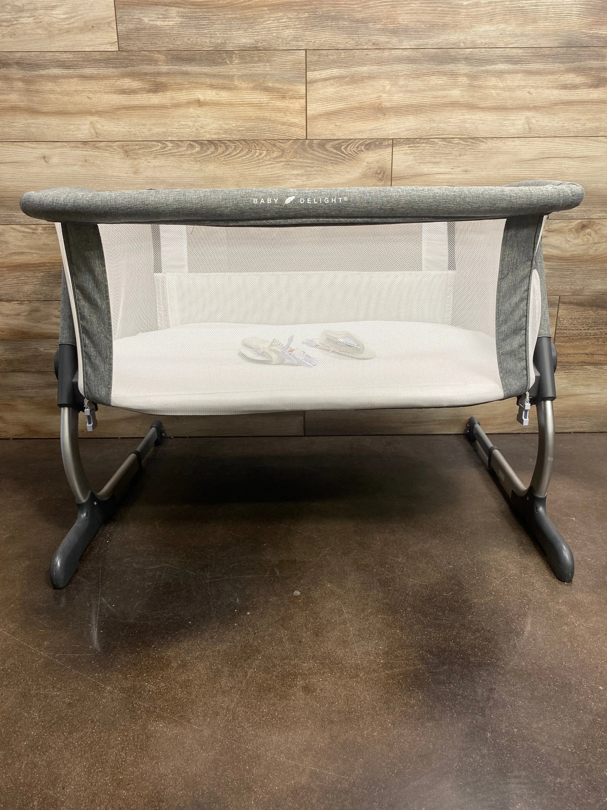 Baby Delight Beside Me Dreamer Bassinet & Bedside Sleeper in Grey