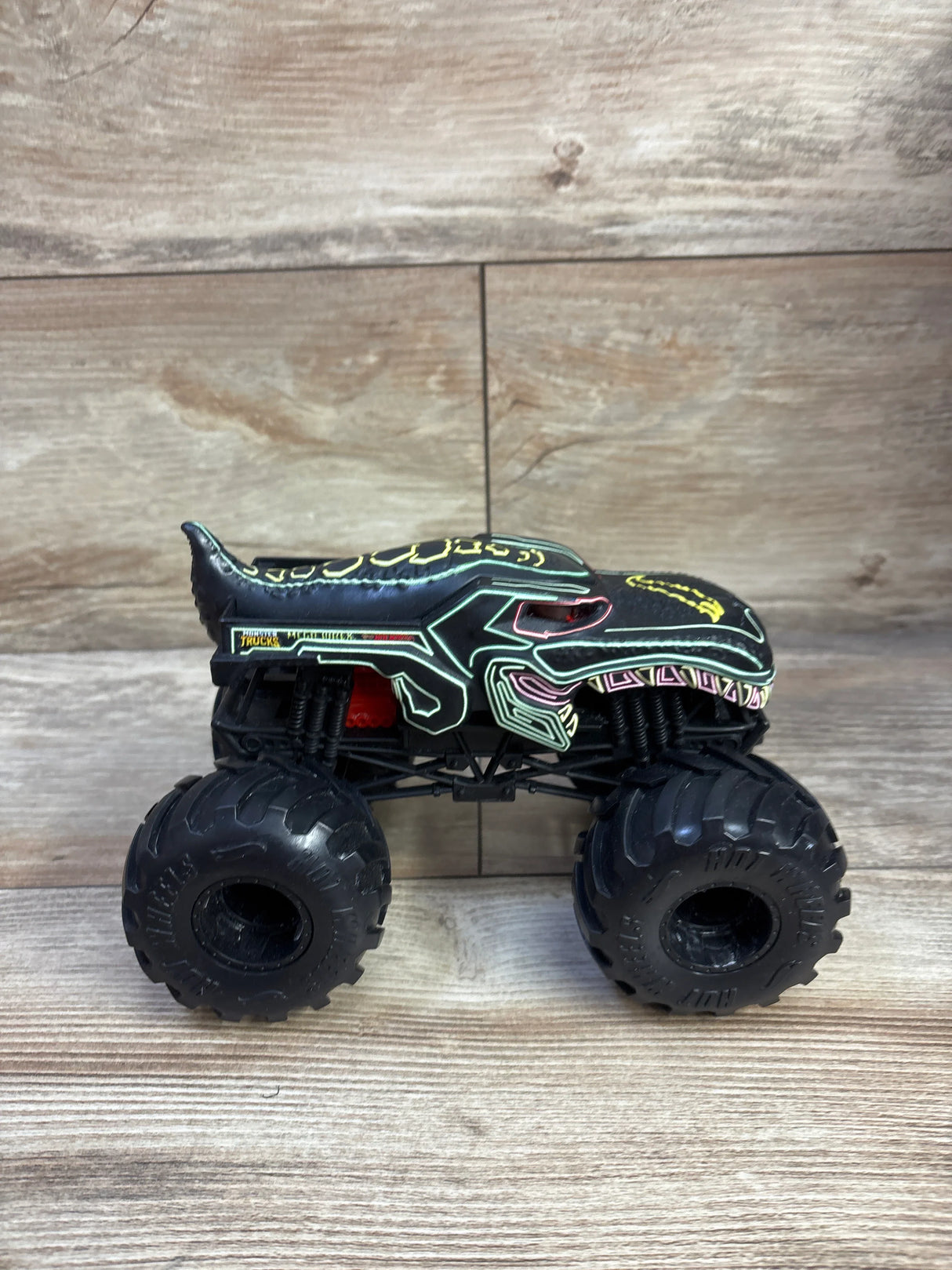 Hot Wheels Monster Trucks Oversized 1:24 Scale Diecast Neon Mega Wrex