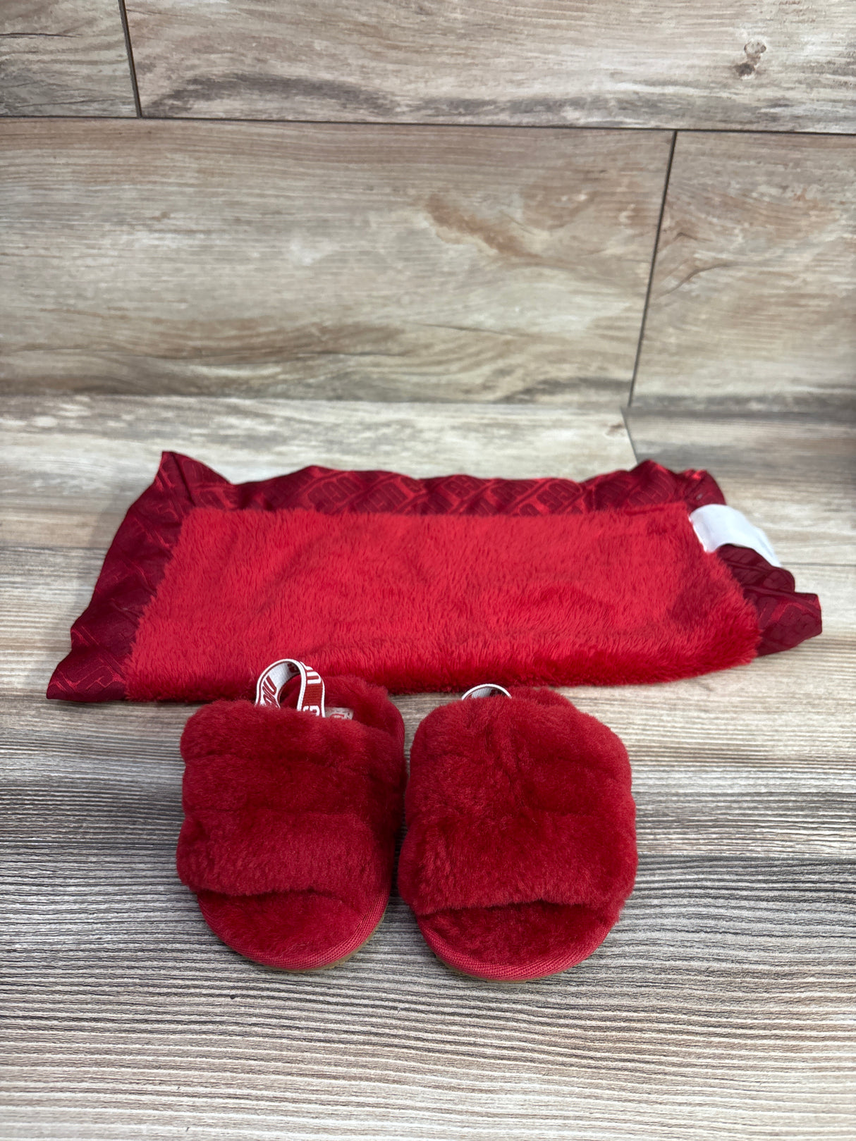 UGG 2pc Fluff Yeah Slides & Baby Blanket in Red sz 4/5c
