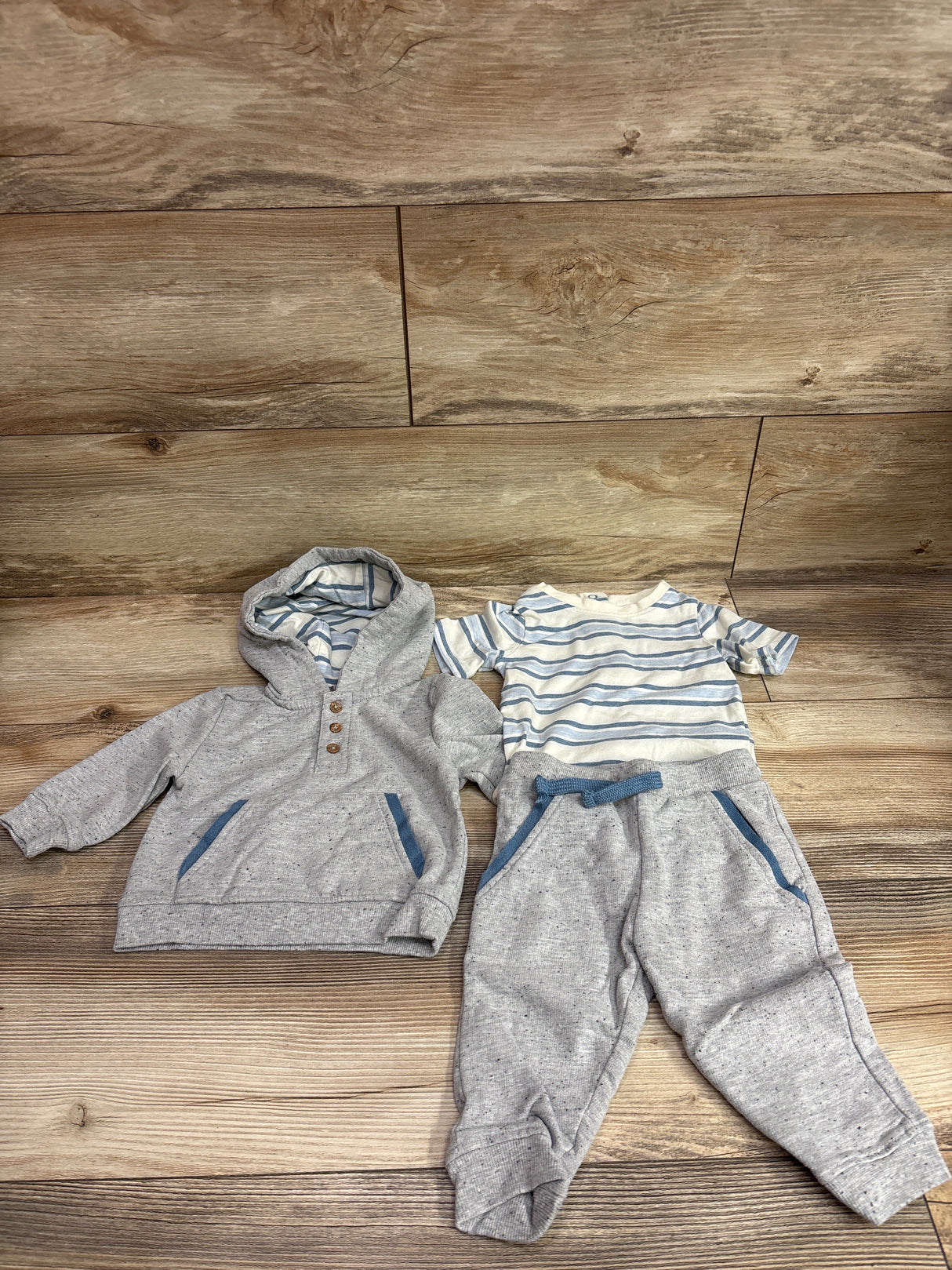Tahari Baby 3pc Henley Hoodie, Joggers, & Bodysuit Set Grey sz 3-6m