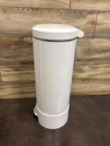Munchkin STEP Diaper Pail, Powered by Arm & Hammer*