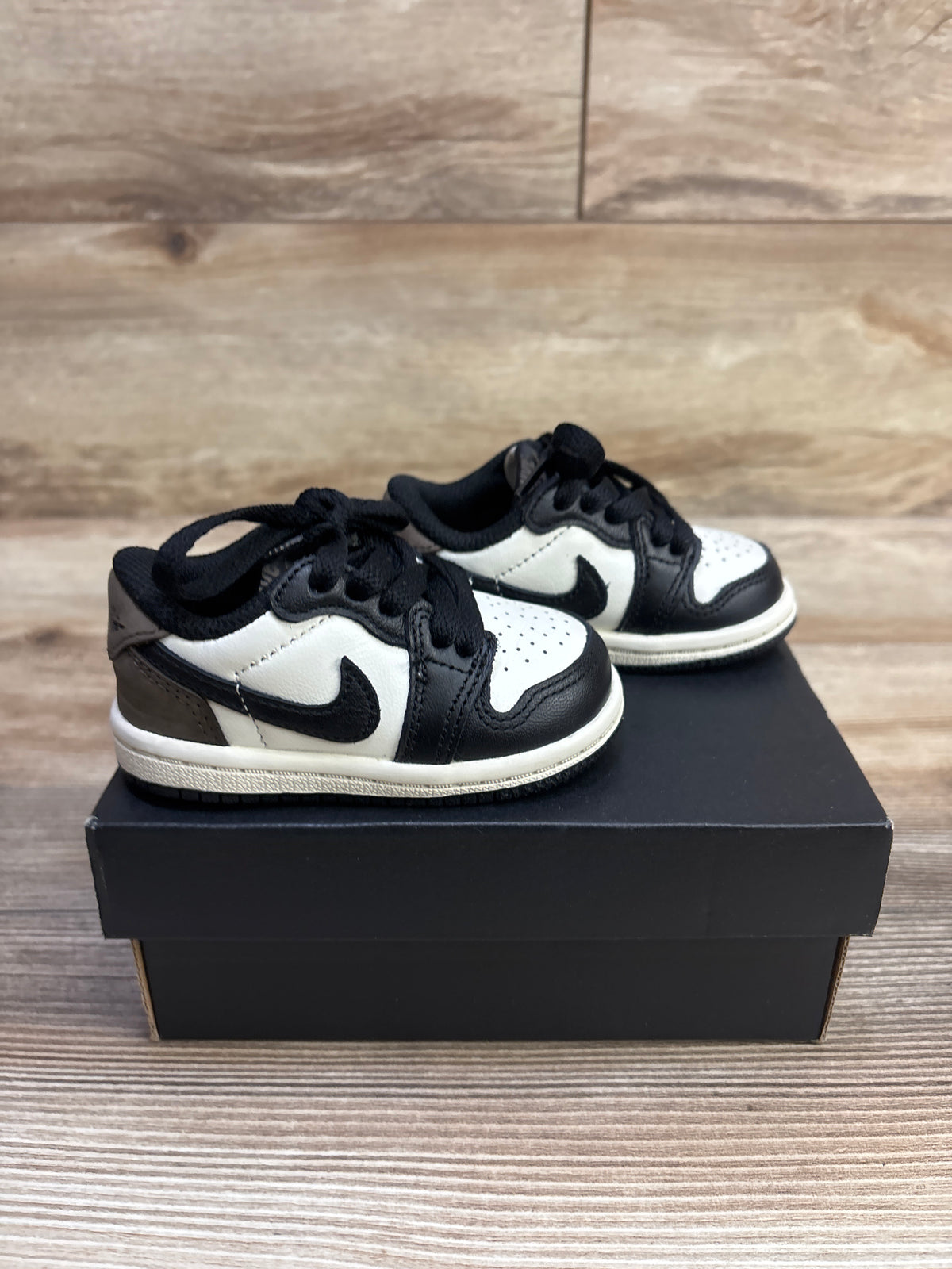 Air Jordan 1 Retro Low OG 'Mocha' Sneakers sz 4c