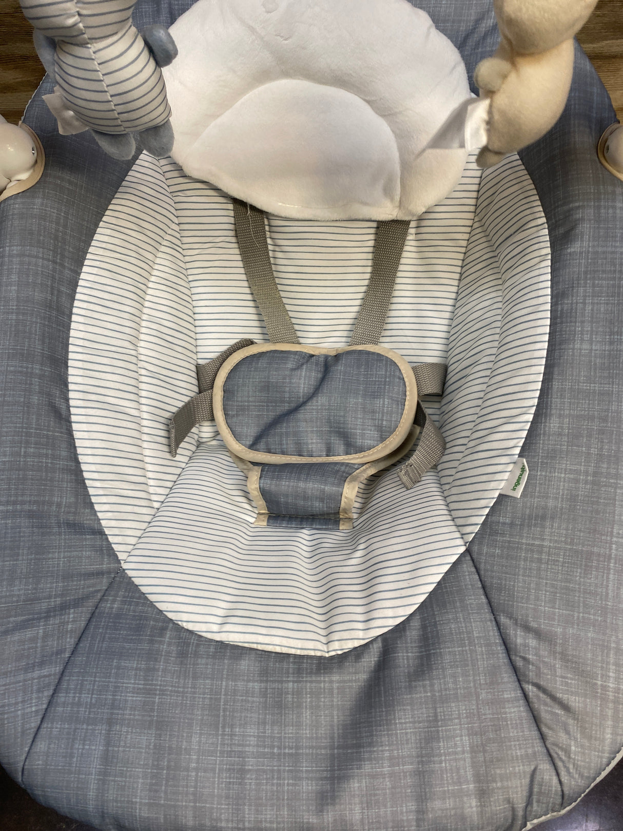 Ingenuity Simple Comfort Compact Swing with Wood Toy Bar - Chambray