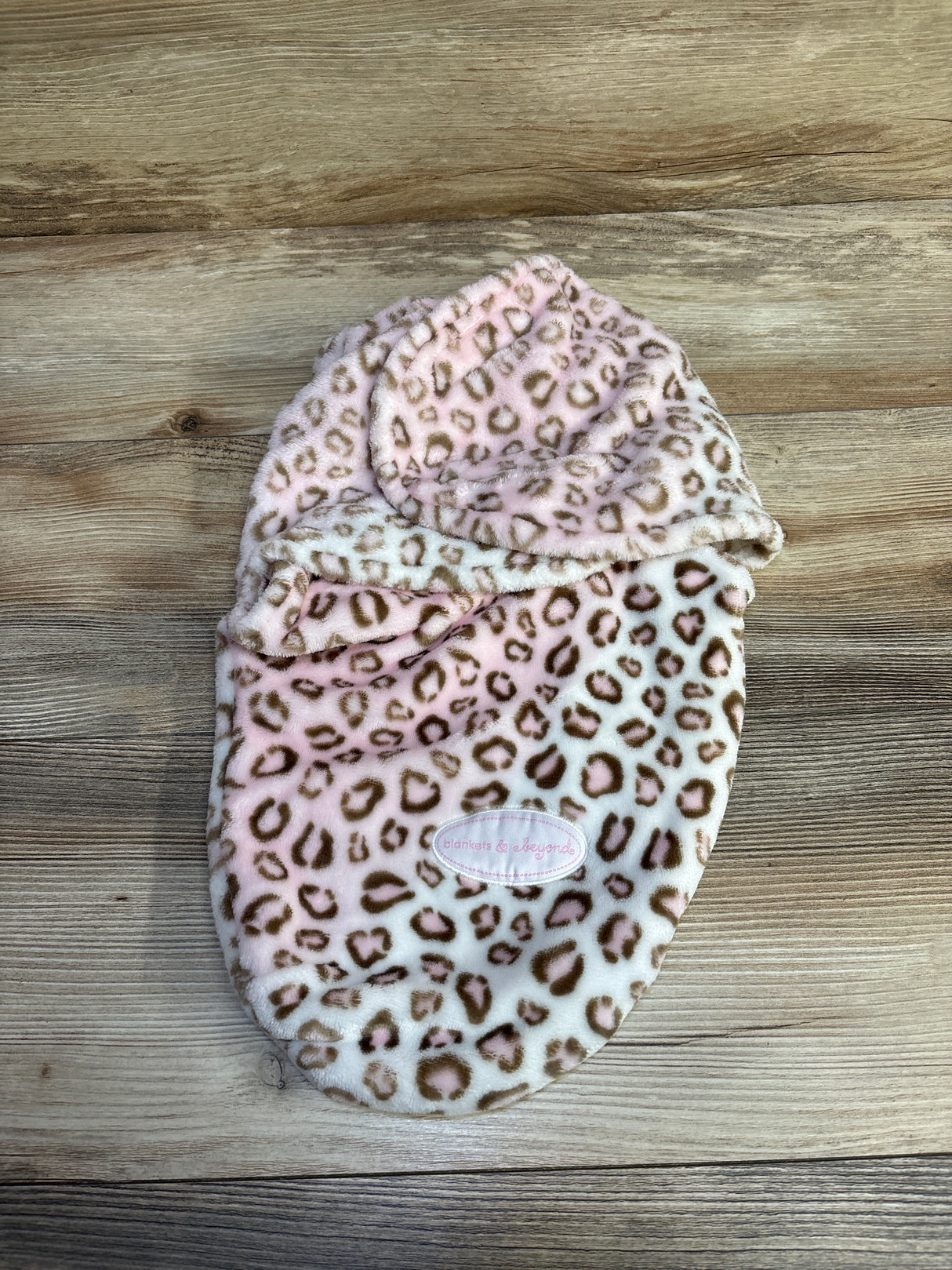 Blankets & Beyond Swaddle Wrap Leopard Print sz 0-3m