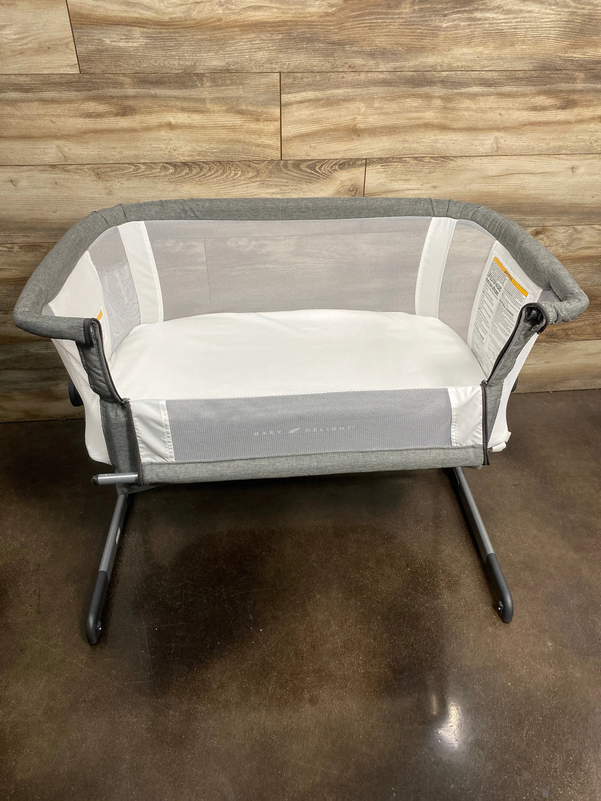 Baby Delight Beside Me Dreamer Bassinet in Grey