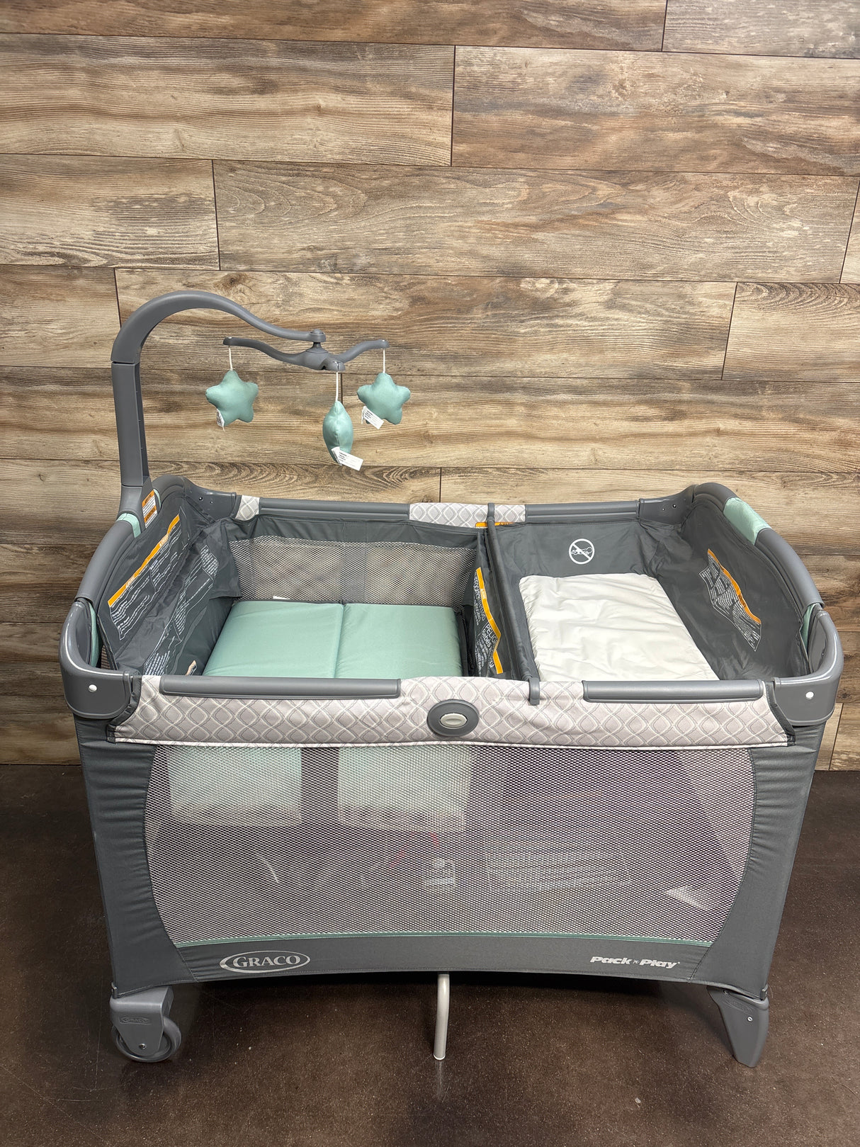 Graco Pack 'n Play Change 'n Carry Playard in Manor*