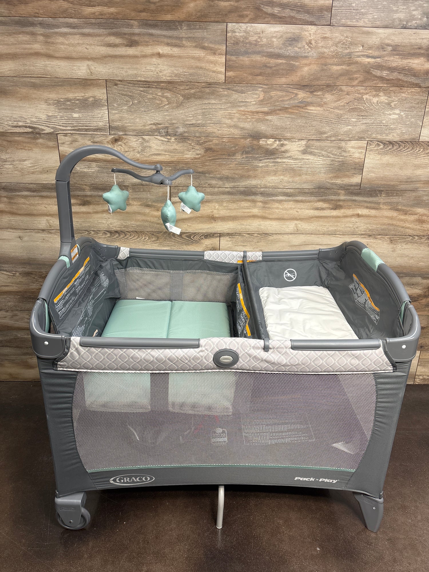 Graco Pack 'n Play Change 'n Carry Playard in Manor*