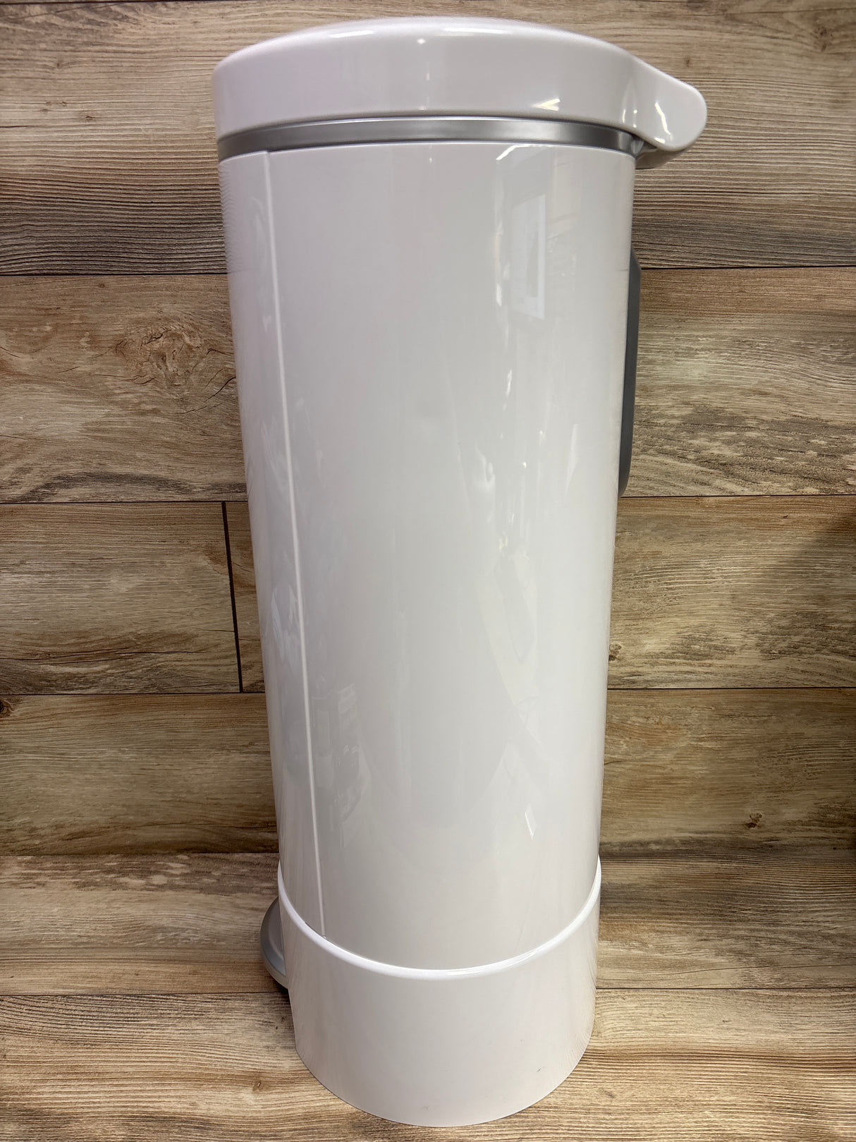 Munchkin STEP Diaper Pail, Powered by Arm & Hammer w/ Snap, Seal, & Toss Refills