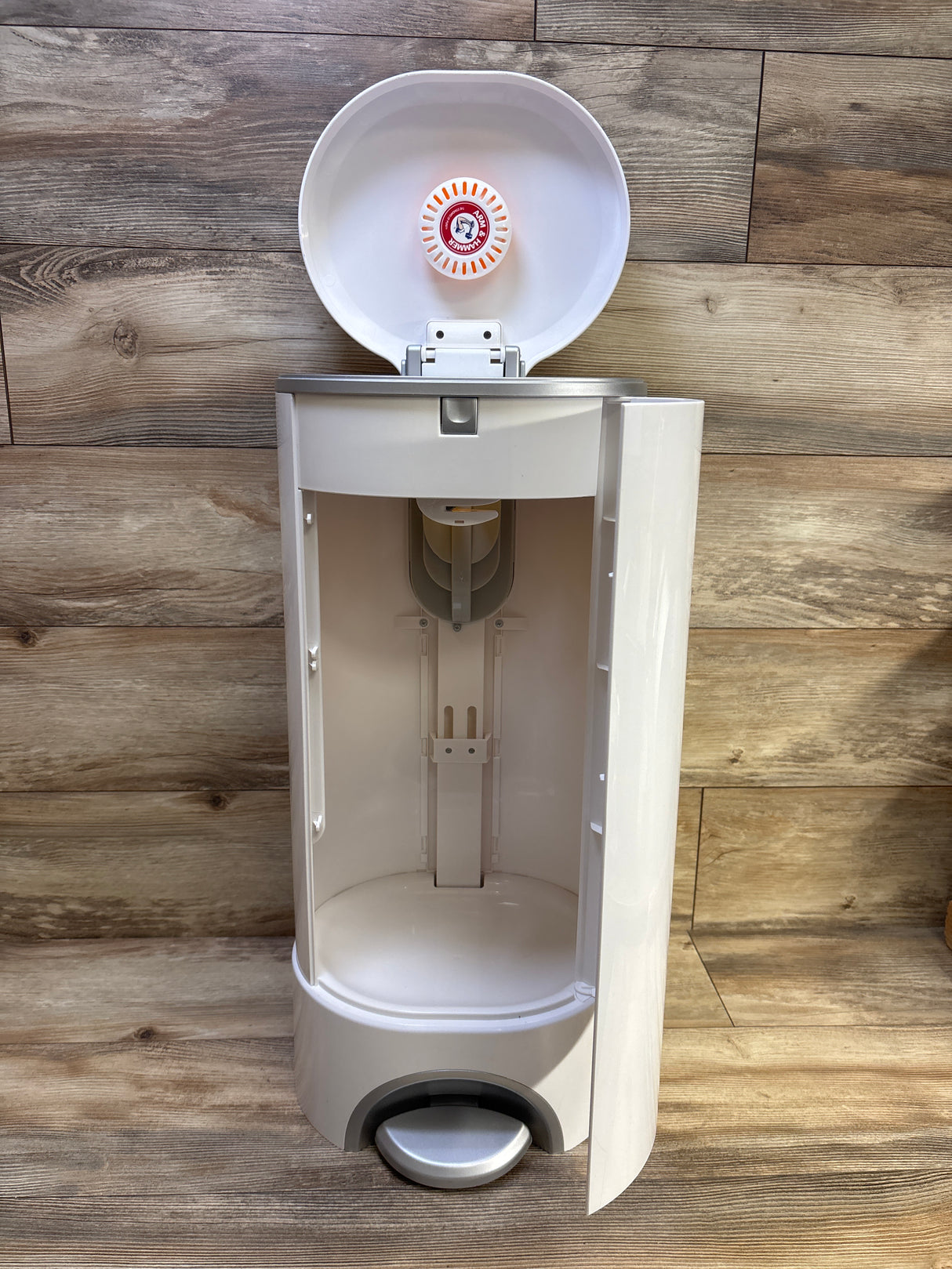 Munchkin STEP Diaper Pail, Powered by Arm & Hammer