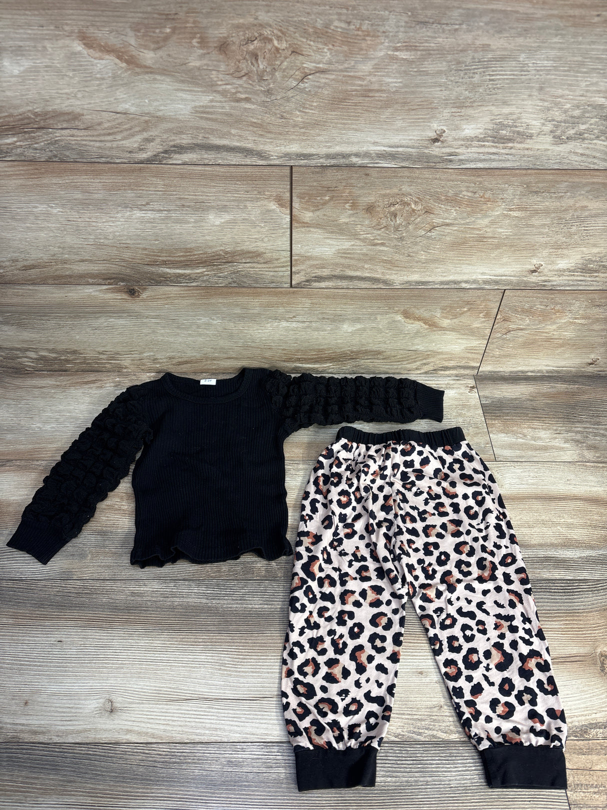 2pc Ribbed Ruffle Sleeve Shirt & Leopard Print Pants Black sz 2-3T
