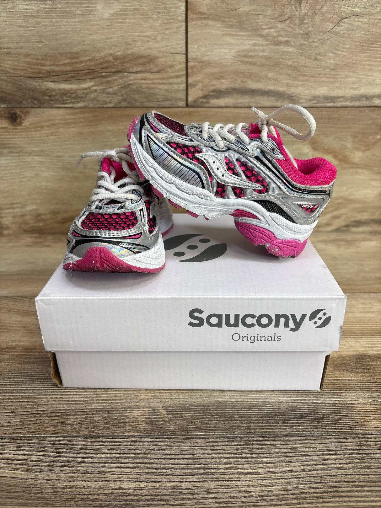 Saucony Omni 9 'Fuchsia/Iridescent' Sneakers sz 7c