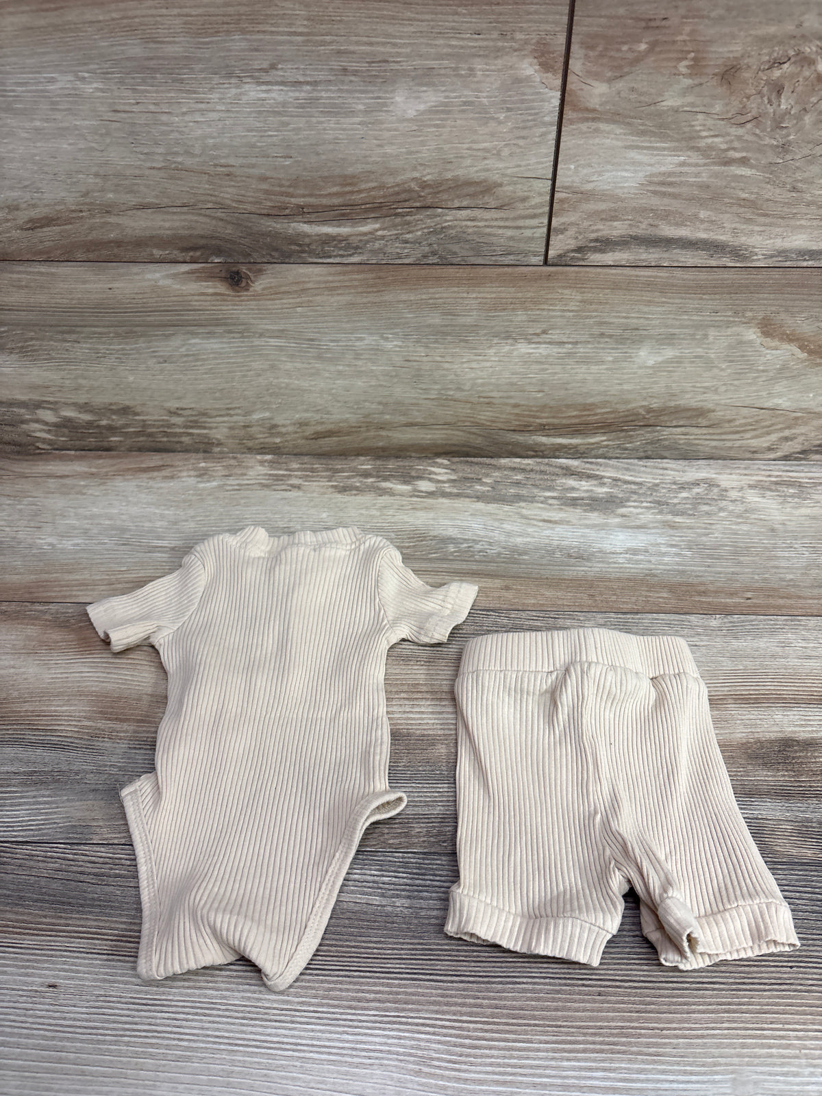 Ribbed 2pc Henley Bodysuit & Shorts Set Beige sz 3-6m