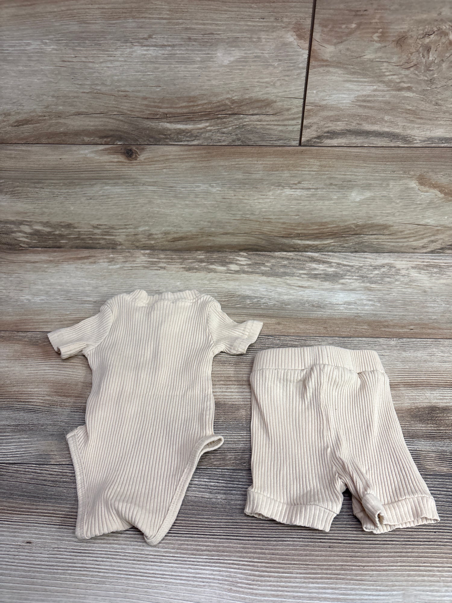 Ribbed 2pc Henley Bodysuit & Shorts Set Beige sz 3-6m