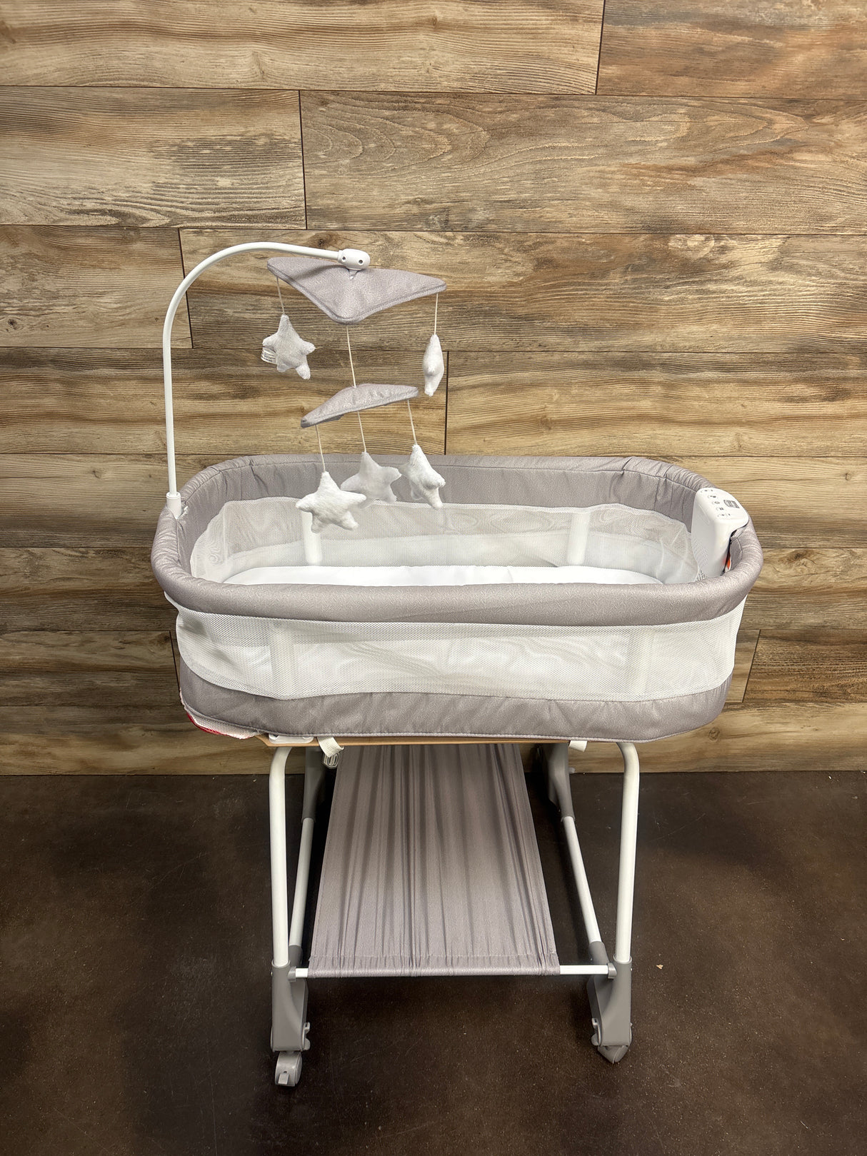 Simmons Shooting Star Rocking Bassinet with Airflow Mesh, Platinum