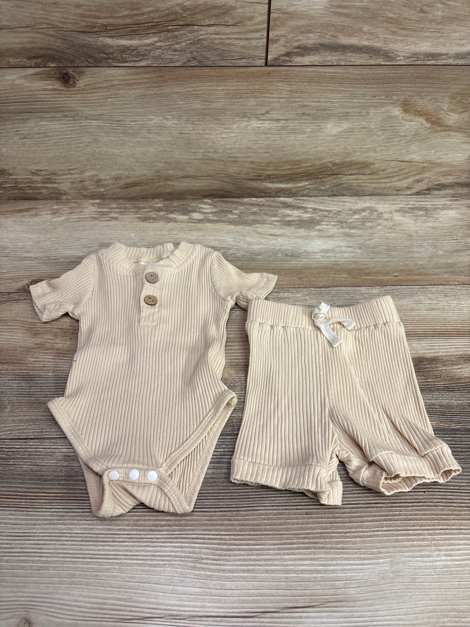Ribbed 2pc Henley Bodysuit & Shorts Set Beige sz 3-6m