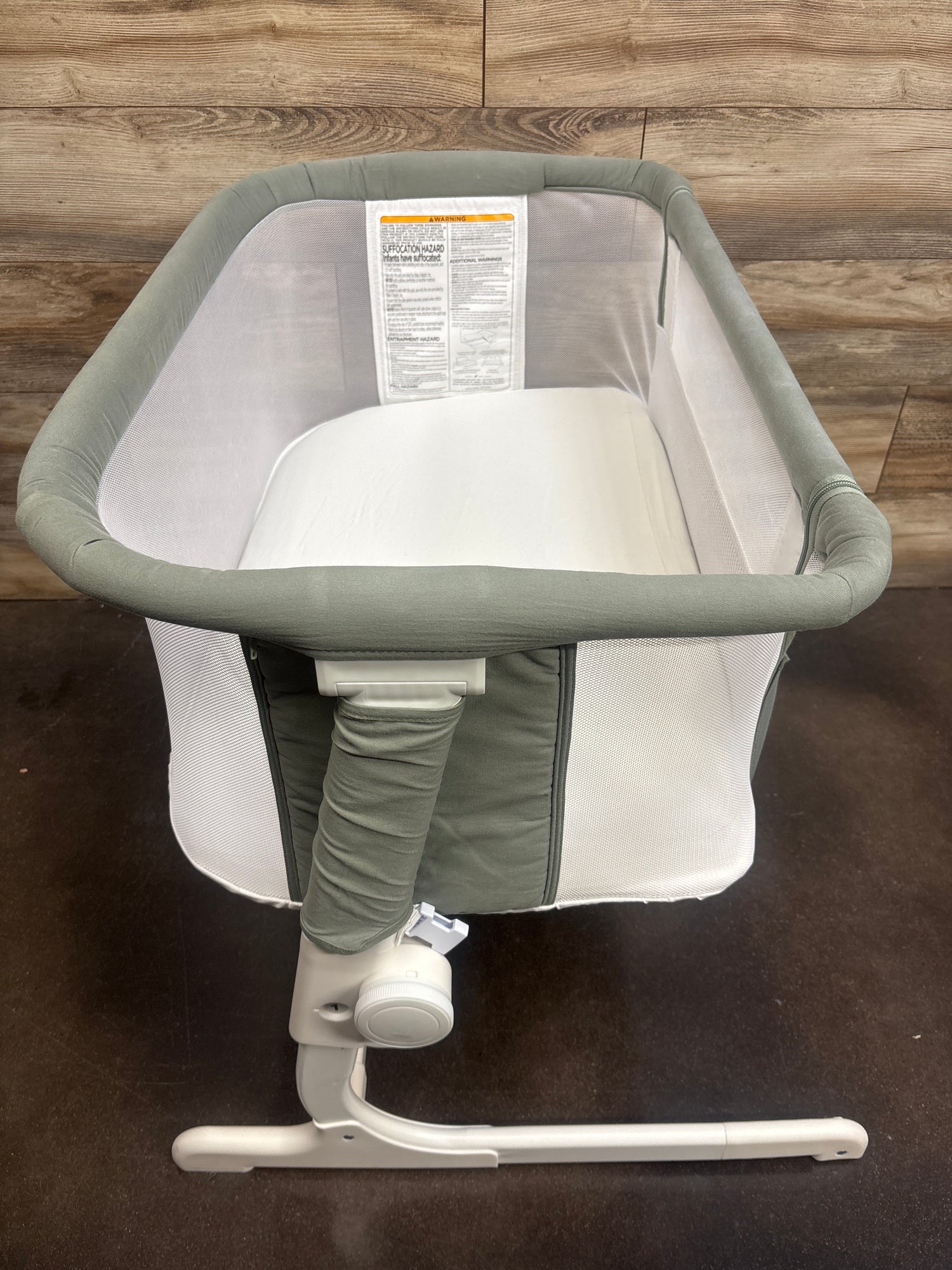Baby Delight Beside Me Dreamer Bedside Bassinet in Grey