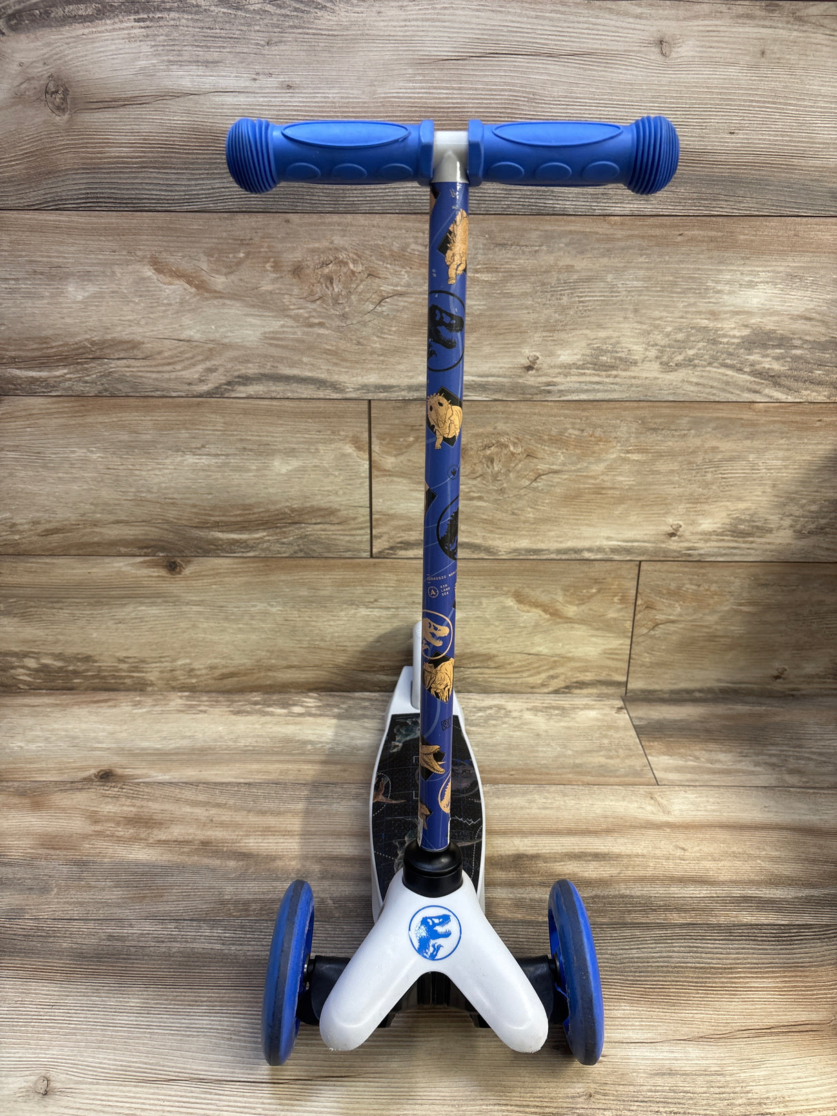 Jurassic World 3-Wheel Tilt & Turn Scooter
