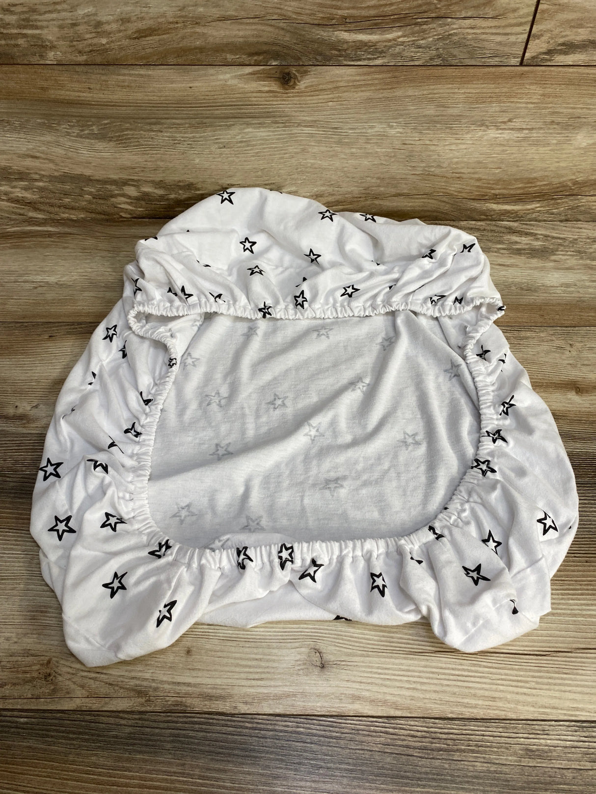 Milliard Bedside Bassinet White Sheet Black Stars