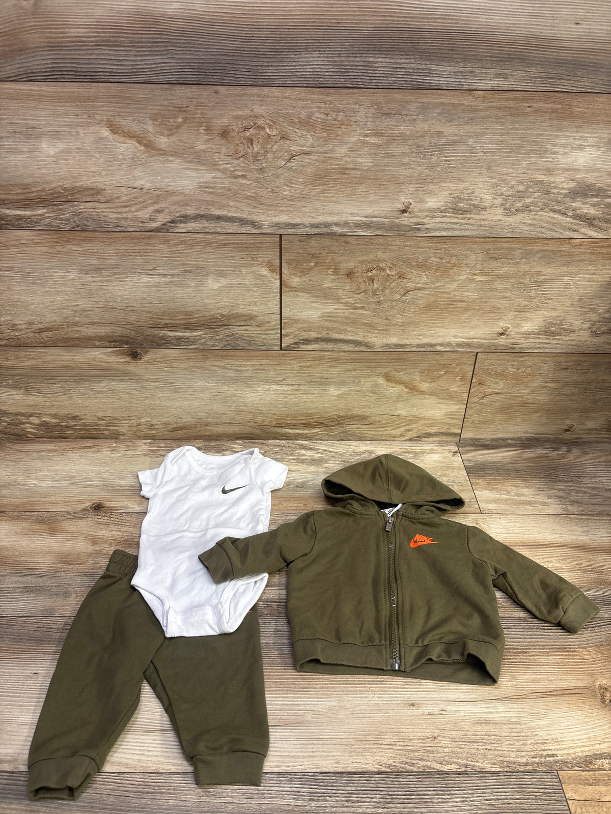 Nike 3pc Zip-Up Jacket, Bodysuit, & Joggers Set Green sz 6m