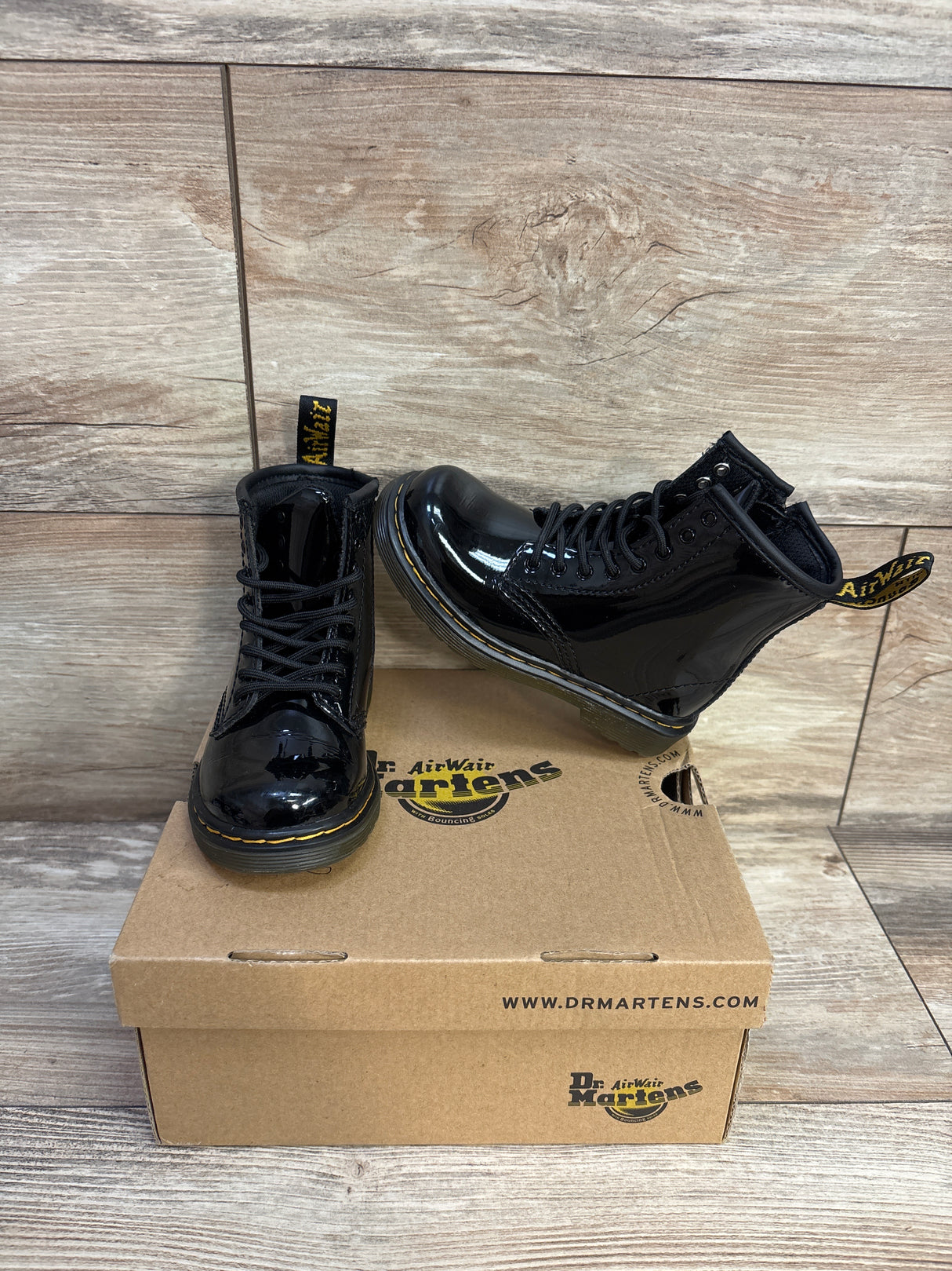 NEW Dr. Martens Lace Up Boots in Patent Leather Black sz 8c
