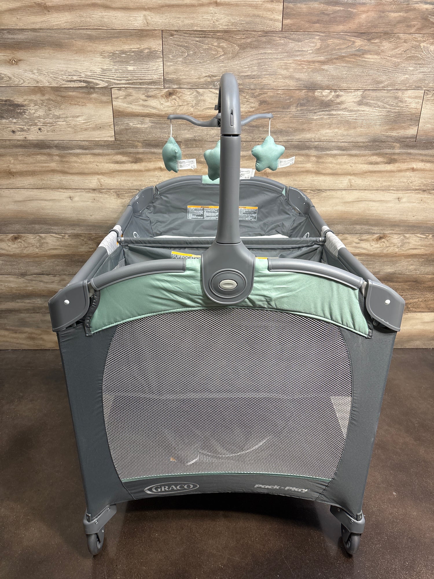 Graco Pack 'n Play Change 'n Carry Playard in Manor*