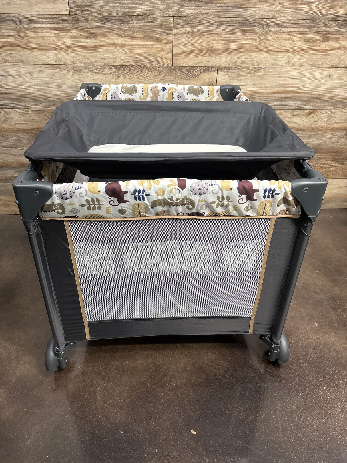 Pamo Babe Unisex Nursery Center Portable Playard, Khaki