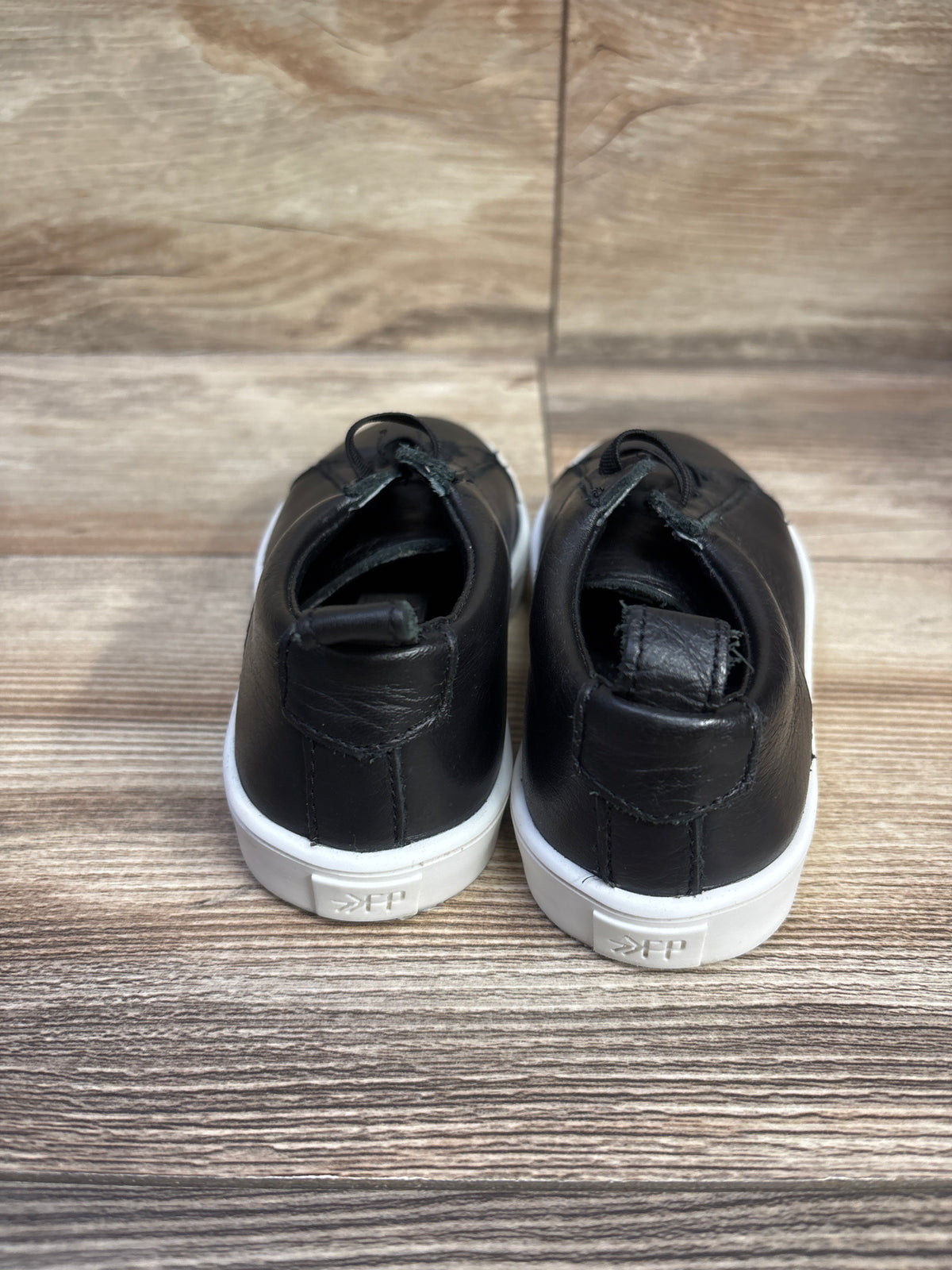 Freshly Picked Classic Lace-Up Sneakers in Ebony Black sz 8c