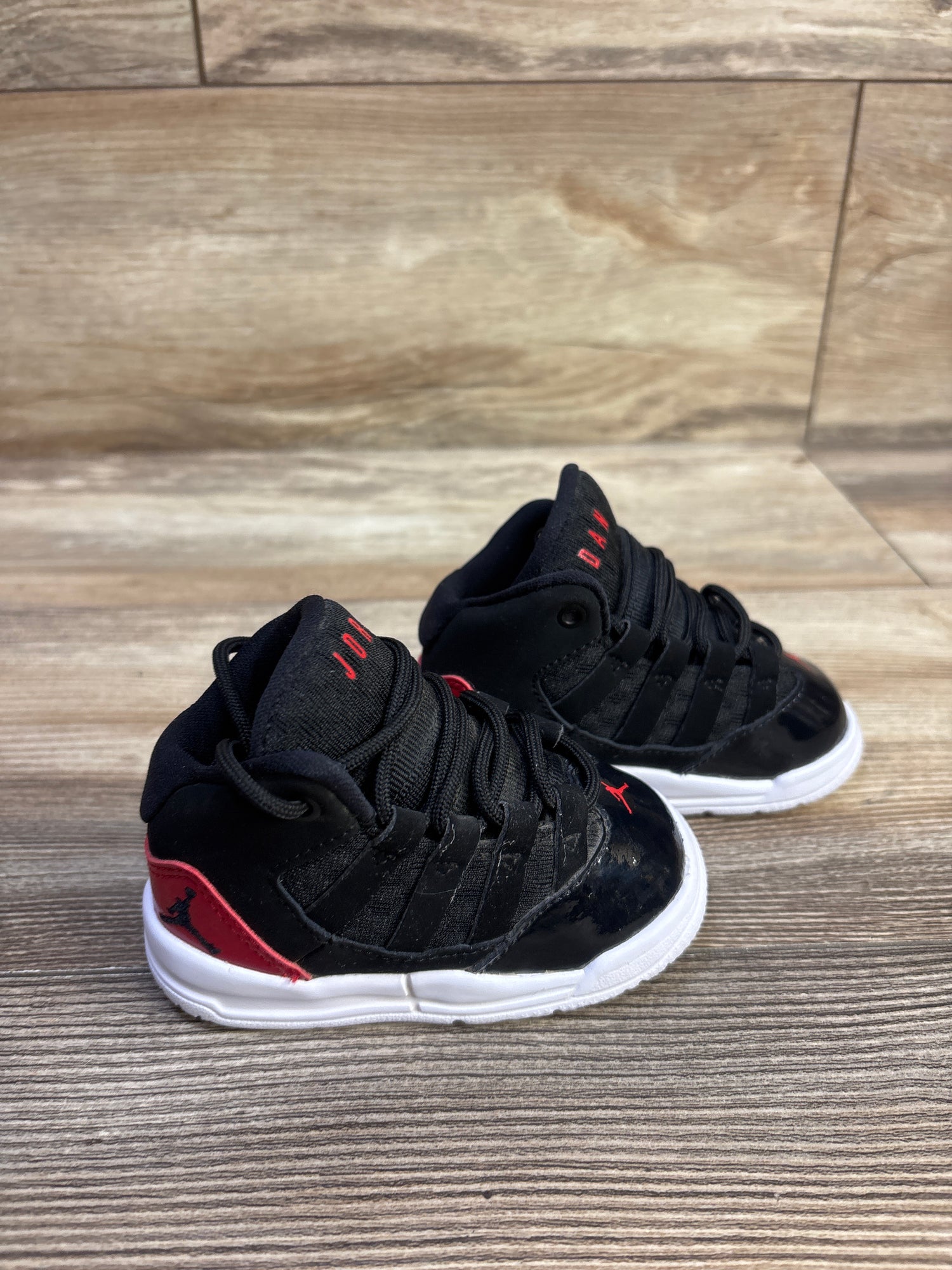 Air Jordan Max Aura BT 'Black Gym Red' Sneakers sz 4c