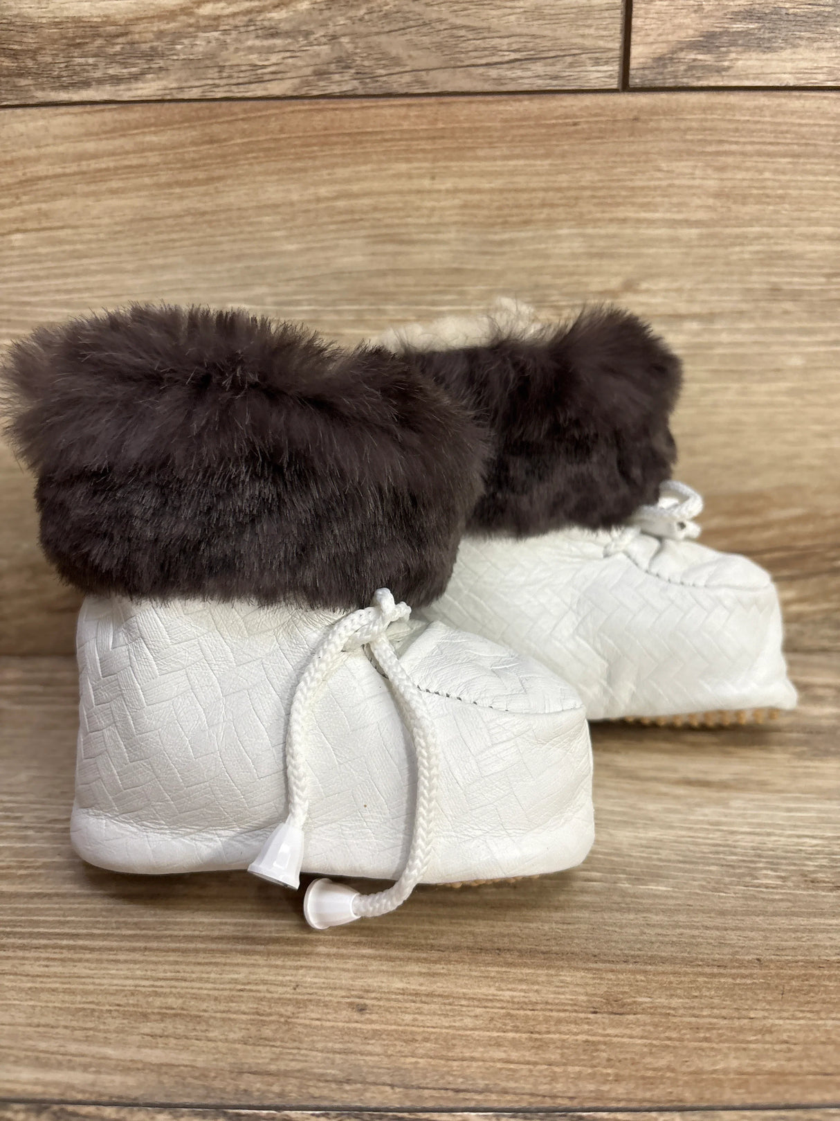 Faux Fur Soft Sole Boots White sz 2/3c