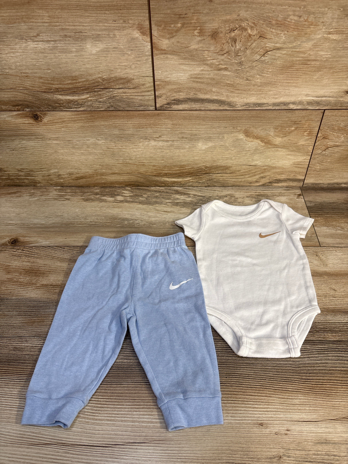Nike 2pc Bodysuit & Pants Set White sz 6m