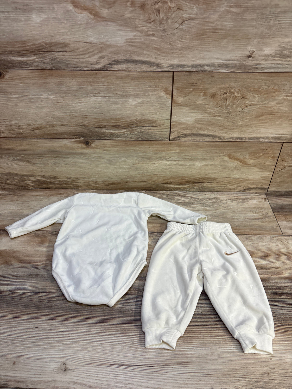 Nike 2pc Velour Long Sleeve Bodysuit & Joggers Set Cream sz 6m