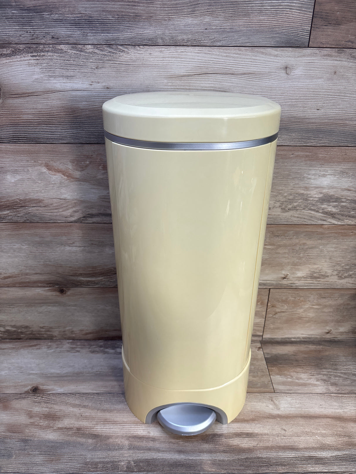 Munchkin STEP Diaper Pail, Powered by Arm & Hammer + Snap, Seal, & Toss Refill Bags