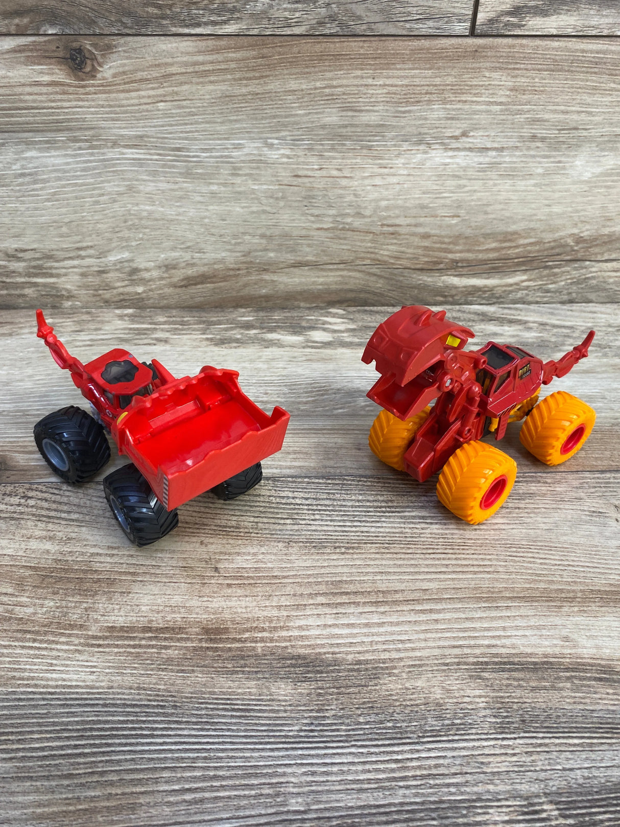 Monster Jam Scoopz & Dirt Squad Dugg Medieval Monster Trucks 1:64 Scale