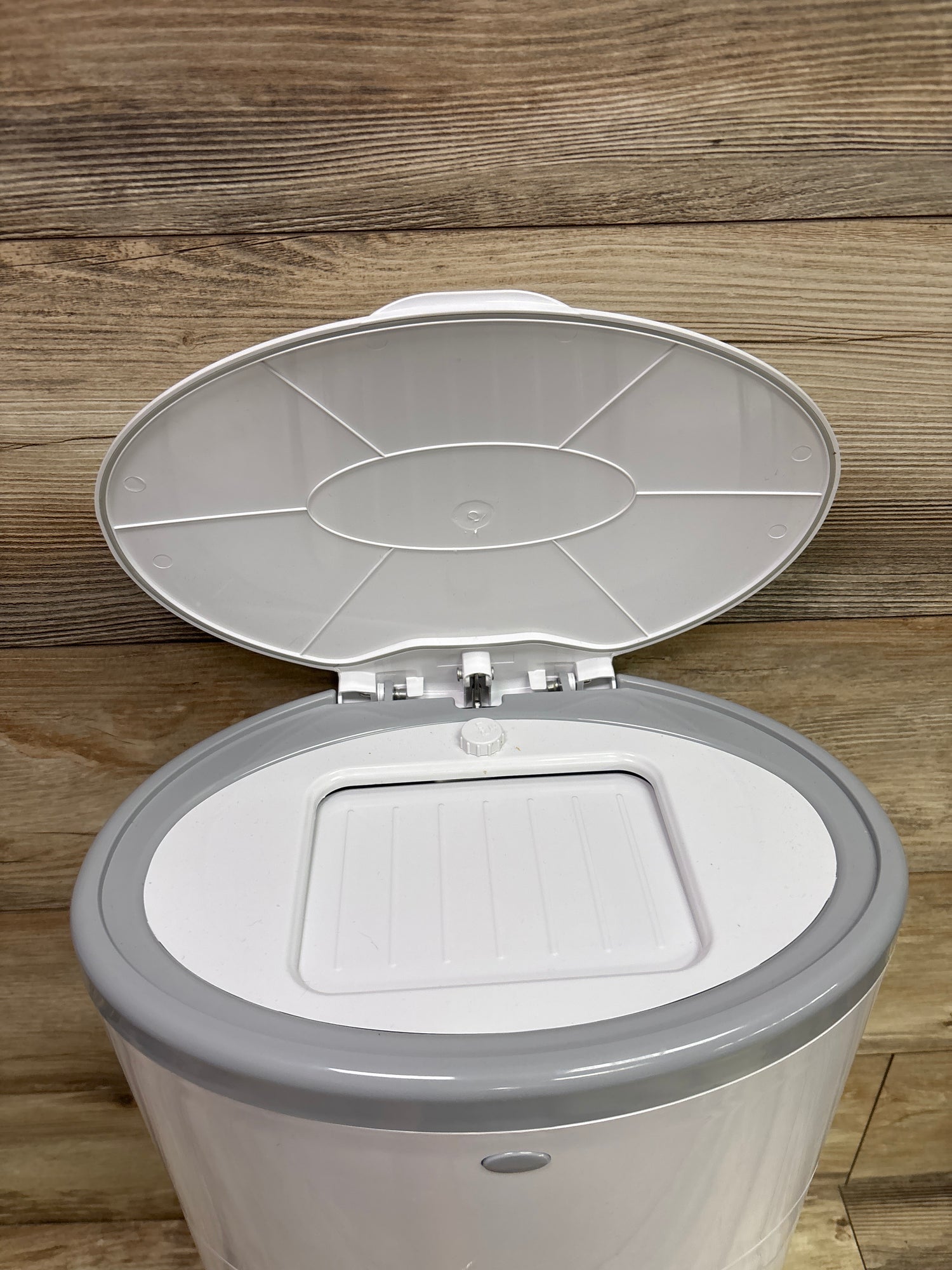Dekor Classic Hands-Free Diaper Pail with 2 Refills
